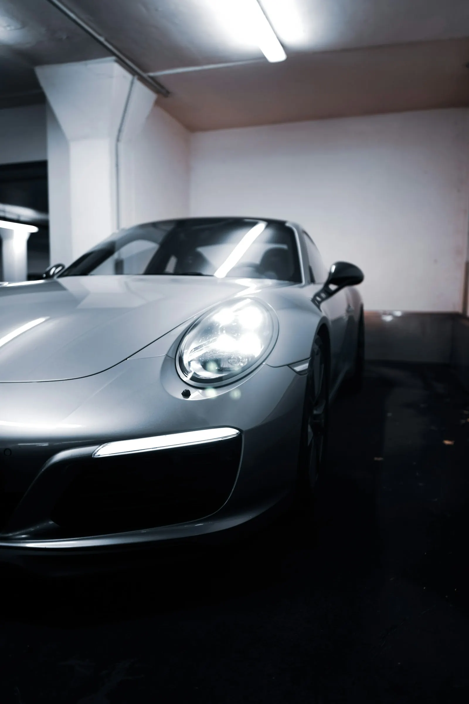 Porsche 911 in de garage van het clubhuis