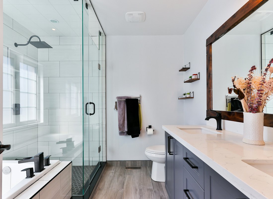 Luxe badkamer met glazen douchewand